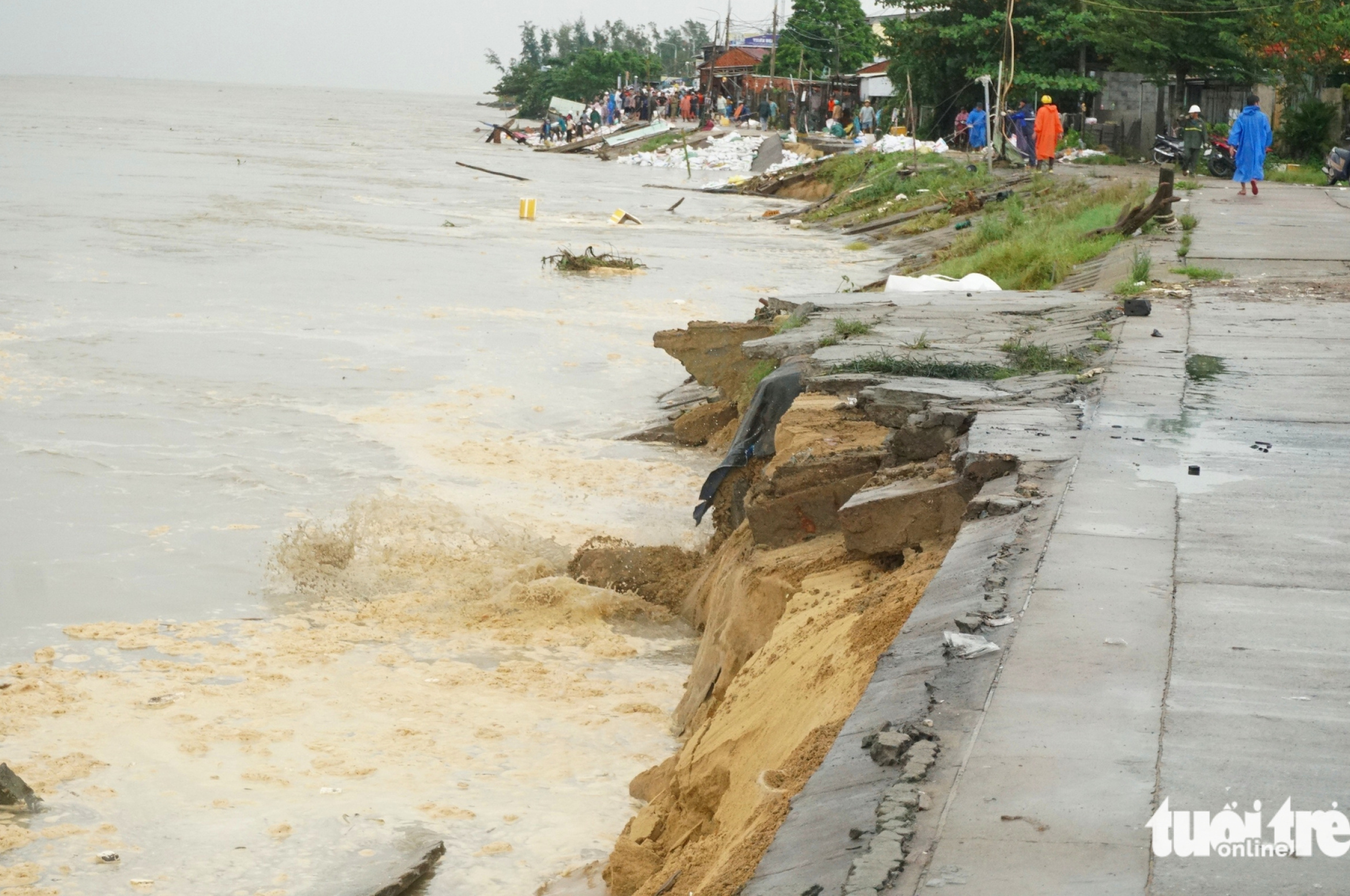 岘港海口恐怖滑坡近景:民众和部队正忙着‘修补’堤岸